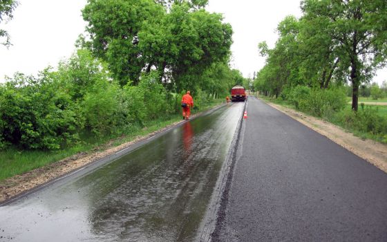 Skropienie podłoża emulsja asfaltową przed rozłożeniem kompozytu HaTelit®