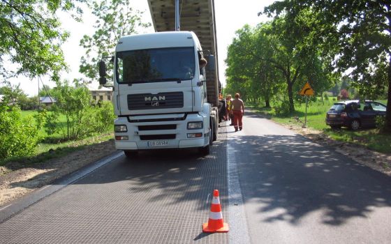 Sprzęt poruszający się bezpośrednio po rozłożonym kompozycie poliestrowym HaTelit®.